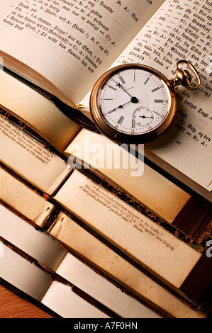 Montre de poche sitting on pile of books Banque D'Images