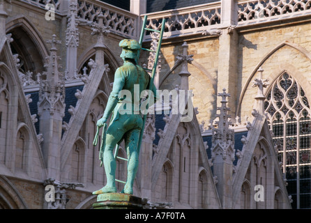 Des statues en place du Petit Sablon avec Notre Dame au Sablon à Bruxelles Belgique Banque D'Images