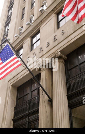 Façade du magazine Forbes sur la Cinquième Avenue à New York City USA Mars 2006 Banque D'Images