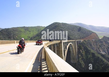 Le trafic traversant Bixby Bridge sur la Pacific Coast Highway 1 at Big Sur, Californie Banque D'Images
