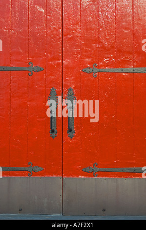 Détail stock photo shot de Hampden Église baptiste dans la ville de Baltimore Maryland montrant une porte en bois rouge Banque D'Images