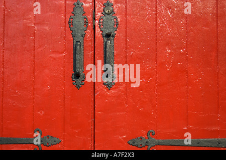 Détail stock photo shot de Hampden Église baptiste dans la ville de Baltimore Maryland montrant une porte en bois rouge Banque D'Images