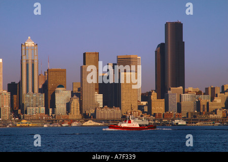 Crowley remorqueur Maritime sur Elliot Bay avec Washington Seattle skyline en arrière-plan Banque D'Images