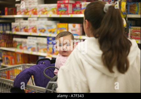 Mère avec bébé en panier en céréales petit déjeuner asile chez Wal Mart à Albuquerque au Nouveau Mexique pas de presse Banque D'Images
