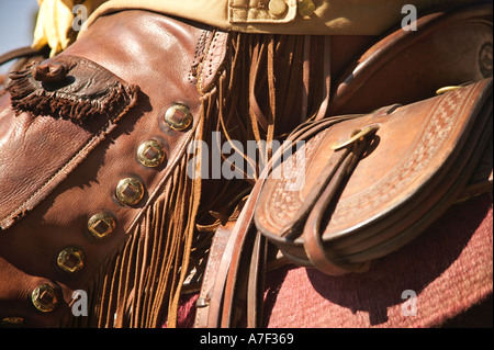 Détail de chaps et selle de cheval au transport de bétail au stock Yards Ft Worth Texas Banque D'Images