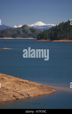 Mt Shasta Lake avec Lassen en arrière-plan Redding CA Banque D'Images