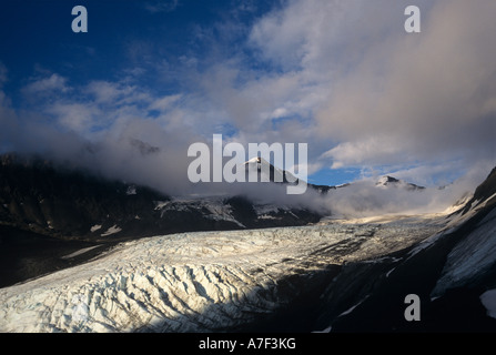 USA Alaska Setting sun lights Glacier Raven Crow Pass en gamme de Chugach pics dans la forêt nationale de Chugach Banque D'Images