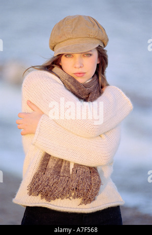Portrait of young woman with arms folded debout à côté mer Banque D'Images