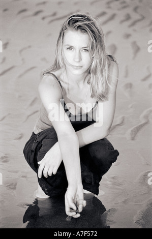 Portrait of beautiful young woman on beach looking at camera Banque D'Images