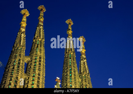 Flèches de la Sagrada Familia au crépuscule, Barcelone, Espagne. Banque D'Images