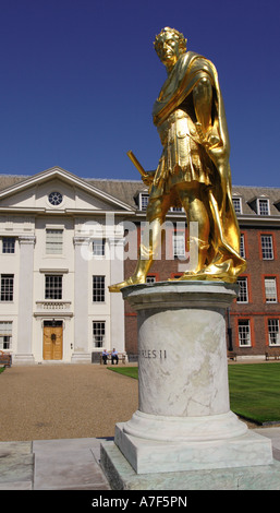 Le Royal Hospital Chelsea abrite de vieux soldats et dispose d'une statue du roi Charles II Banque D'Images