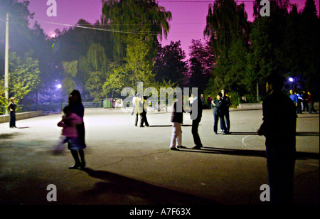 Chine Pékin vue impressionniste de couples chinois apprendre à danser dans un parc du quartier la nuit à Beijing Banque D'Images