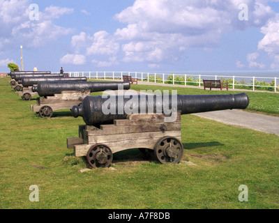 Southwold Gun Hill une rangée de canons historiques de 18 livres en ligne exposée sur un green surplombant la mer du Nord à Suffolk East Anglia England UK Banque D'Images