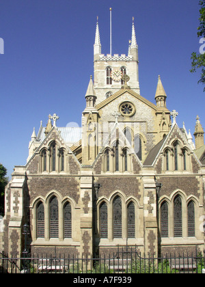 La tour et l'East End de Southwark cathédrale anglicane à côté de Borough High Street London England UK Banque D'Images