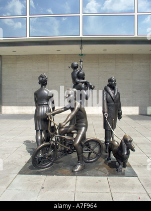 Vox Pop des statues de la famille situé dans la ville nouvelle de Milton Keynes une sculpture publique par John Clinch en ville centre commercial Square Buckinghamshire England UK Banque D'Images