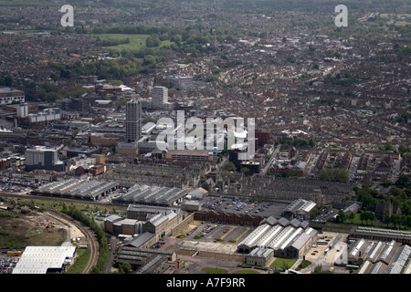Vue aérienne oblique de haut niveau au sud-est du centre-ville de bâtiments et maisons d'habitation ou maisons dans Swindon SN1 Banque D'Images