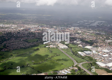 Vue aérienne oblique de haut niveau à l'est du quartier résidentiel et commercial travailler en lecture Whitley Berkshire RG3 en bois Banque D'Images