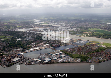 Vue aérienne oblique de haut niveau au sud-ouest de St Marys Island East Upnor Medway River industrielles de l'estuaire de bâtiments résidentiels Banque D'Images