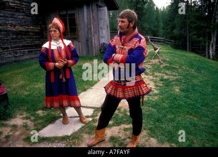 Sami sami, Sami, homme femme, couple, Konttaniemi élevage de rennes, au nord de Rovaniemi, au-delà du cercle arctique, Laponie, Finlande Banque D'Images