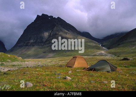 Camping dans Láddjuvággi près de la station de la Suède a diminué Kebnekaise Banque D'Images