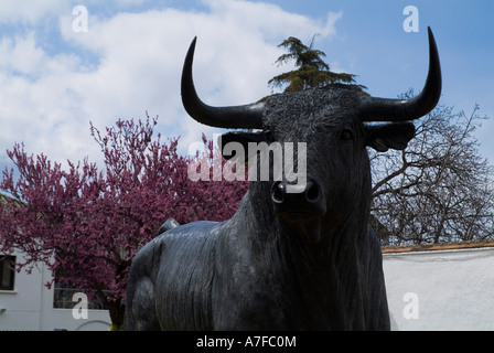 Les Arènes de Ronda Espagne dh Statue de taureau à l'extérieur du stade de la Tauromachie Banque D'Images