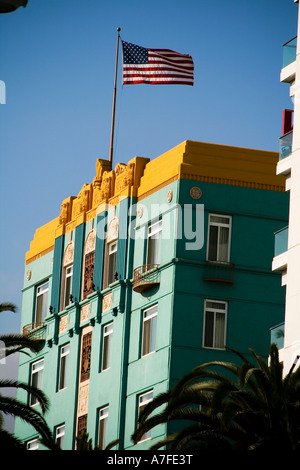 Drapeau américain en haut d'un immeuble art déco Santa Monica en Californie Banque D'Images