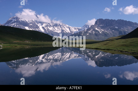 Les reflets dans le lac de Plan du Lac Bellecombe en regardant vers la Grande Casse France Banque D'Images