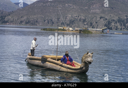 SA, Pérou, Puno, Lac Titicaca Uros, tribu et reed voile Banque D'Images