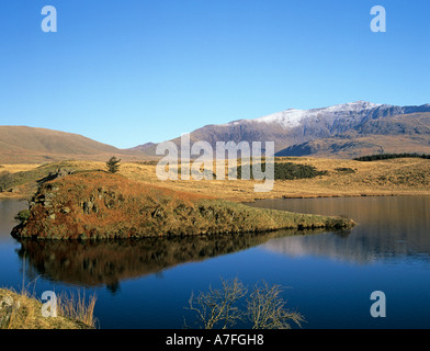 RHYD DDU GWYNEDD AU NORD DU PAYS DE GALLES UK Janvier à l'ensemble de Llyn y Dywarchen avec la neige couverts Snowdon Mountain en arrière-plan Banque D'Images