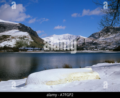 NANTLLE GWYNEDD AU NORD DU PAYS DE GALLES UK Février à l'échelle d'une tournée vers le blanc aviron sur Llyn Nantlle Uchaf Banque D'Images