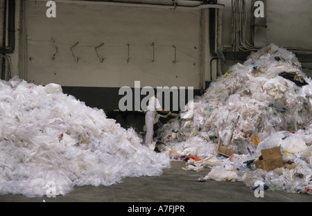 Varsovie, Pologne , l'Europe de l'usine de recyclage des ordures ordures.tri pour recyclage plastique travailleur Banque D'Images