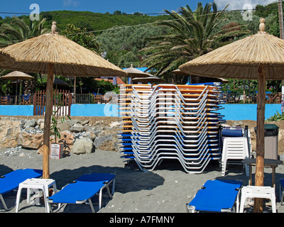 Plage Près de vide par Kokkino Nero avec transats transats et parasols couverts avec des feuilles de palmiers Thessalie Grèce Banque D'Images