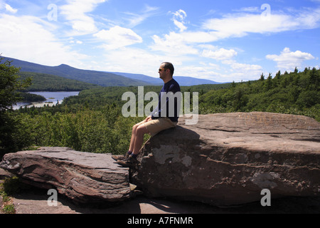 Male hiker reposant sur un grand rocher plat Amérique du sud de lac dans les monts Catskill Banque D'Images