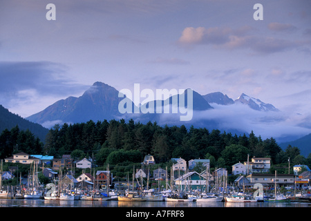 NA, USA, Alaska, Sitka, une partie de la flotte de pêche de Sitka attaché ; montagnes de l'île Baranof derrière Banque D'Images