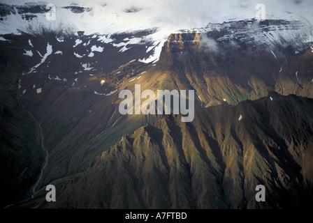 Amérique du Nord, Etats-Unis, AK, Wrangell-St.Elias N.P., le soleil de fin de soirée d'or peint une photo dans l'Alaska montagnes Wrangell. Banque D'Images