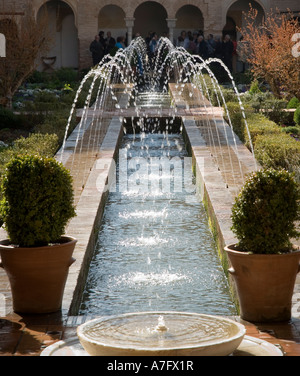 Les fontaines d'eau dans le Patio de la Azequia Alhambra Espagne Banque D'Images