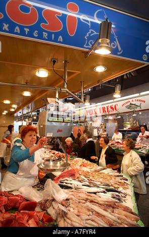 Décrochage du poisson, Santa Caterina food market, Barcelona, Espagne Banque D'Images