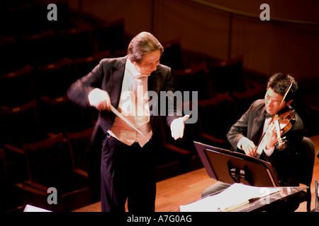 Directeur musical Kimo Furumoto étudiant dirige les musiciens ou le California State University Fullerton Orchestra dans un concert Banque D'Images