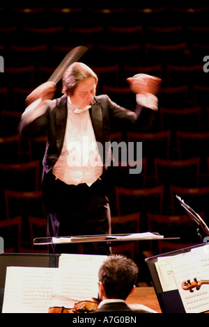 Directeur musical Kimo Furumoto étudiant dirige les musiciens ou le California State University Fullerton Orchestra dans un concert Banque D'Images