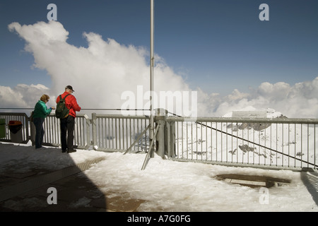 Admirer quelques vue de Piz Gloria science centre station de tramway aérien au-dessus de la vallée de Lauterbrunnen Suisse Mode Été 2006 Banque D'Images