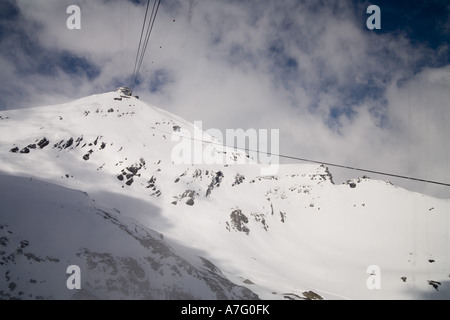 Les câbles du téléphérique arc à travers le ciel jusqu'à la station au sommet Piz Gloria au-dessus de la vallée de Lauterbrunnen Suisse Banque D'Images