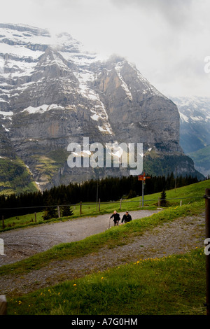 Les randonneurs à pied le chemin à partir de la douce Kleine Scheidigg à Wengen passé l'Eiger et la Jungfrau Monch peaks à trois heures de promenade dans Banque D'Images