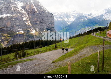 Les randonneurs à pied le chemin à partir de la douce Kleine Scheidigg à Wengen passé l'Eiger et la Jungfrau Monch peaks à trois heures de promenade dans Banque D'Images