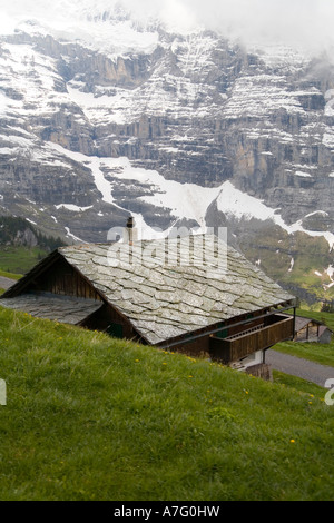 Swiss Chalet dans les Alpes au-dessus de Interlaken Suisse montre split toiture en ardoise qui reste en place sans mortier dure depuis des centaines Banque D'Images