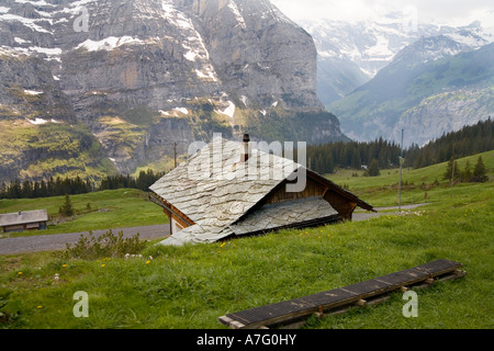 Swiss Chalet dans les Alpes au-dessus de Interlaken Suisse montre split toiture en ardoise qui reste en place sans mortier dure depuis des centaines Banque D'Images