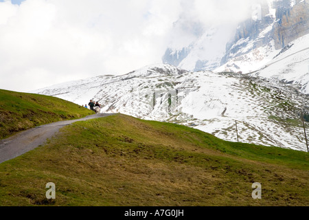 Les randonneurs à pied le chemin à partir de la douce Kleine Scheidigg à Wengen passé l'Eiger et la Jungfrau Monch peaks à trois heures de promenade dans Banque D'Images