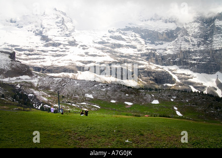 Les randonneurs à pied le chemin à partir de la douce Kleine Scheidigg à Wengen passé l'Eiger et la Jungfrau Monch peaks à trois heures de promenade dans Banque D'Images