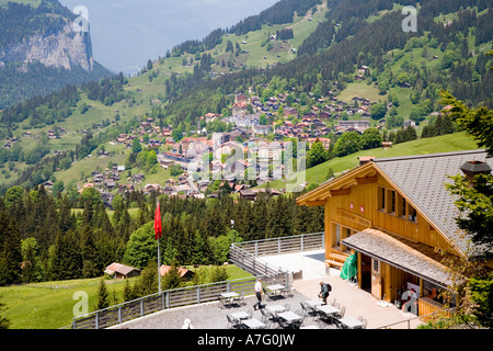 Le village de Wengen haut au-dessus de Interlaken Suisse vue depuis le sentier de randonnée à Kleine Scheidigg avec un ski de randonnée s Banque D'Images