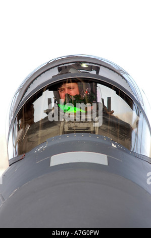 Le capitaine de l'US Air Force effectue un contrôle des fichiers en amont de son F-15 Strike Eagle avion avant de voler une mission au-dessus de l'Iraq. Banque D'Images