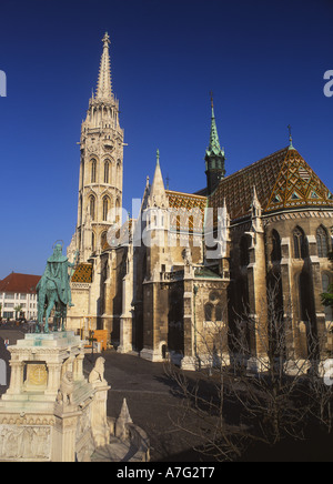 L'église Matthias église Matyas statue du roi Stephen Le Szent Istvan Kiraly près de Bastion des Pêcheurs Buda Budapest Hongrie Banque D'Images